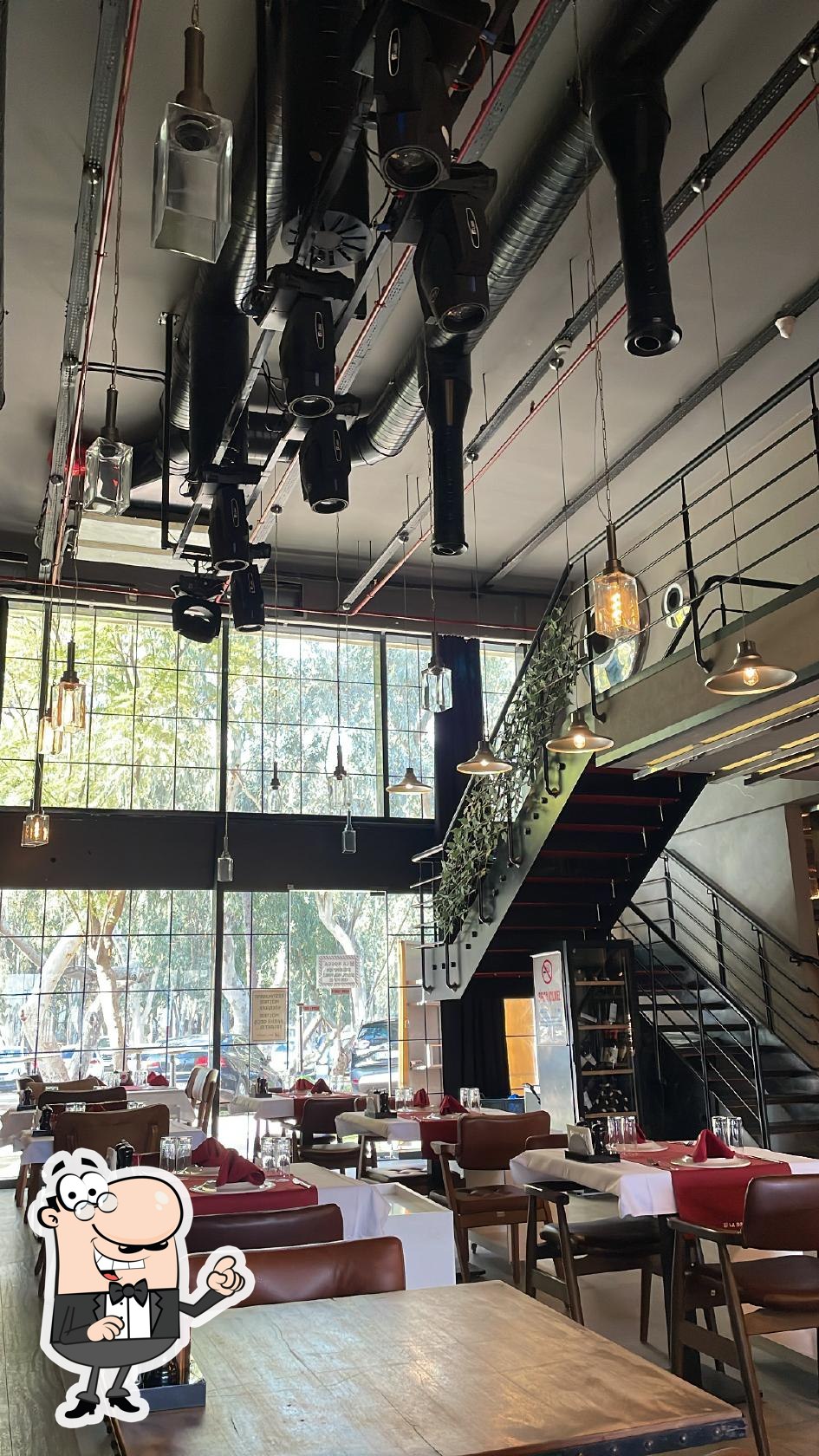 Интерьер "La Rocca Café Bistro".