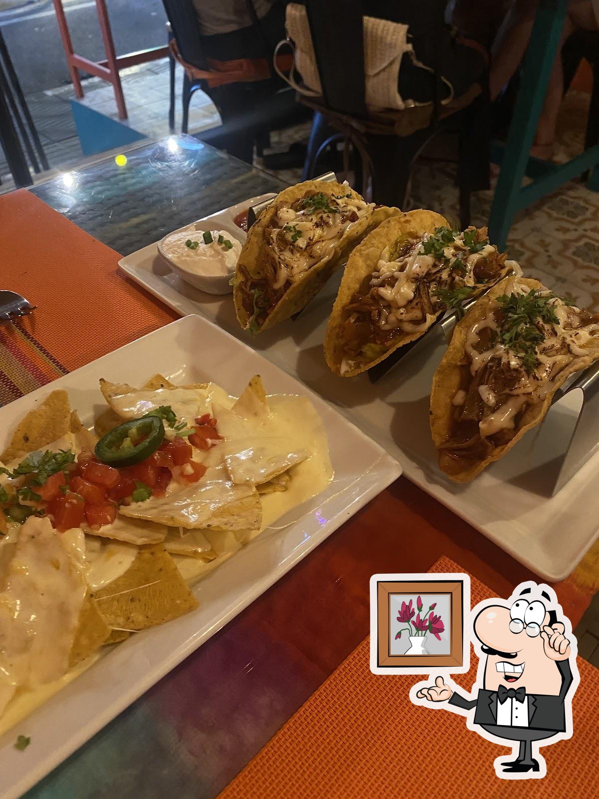 Интерьер "Amore Mexican Tapas & Bar".