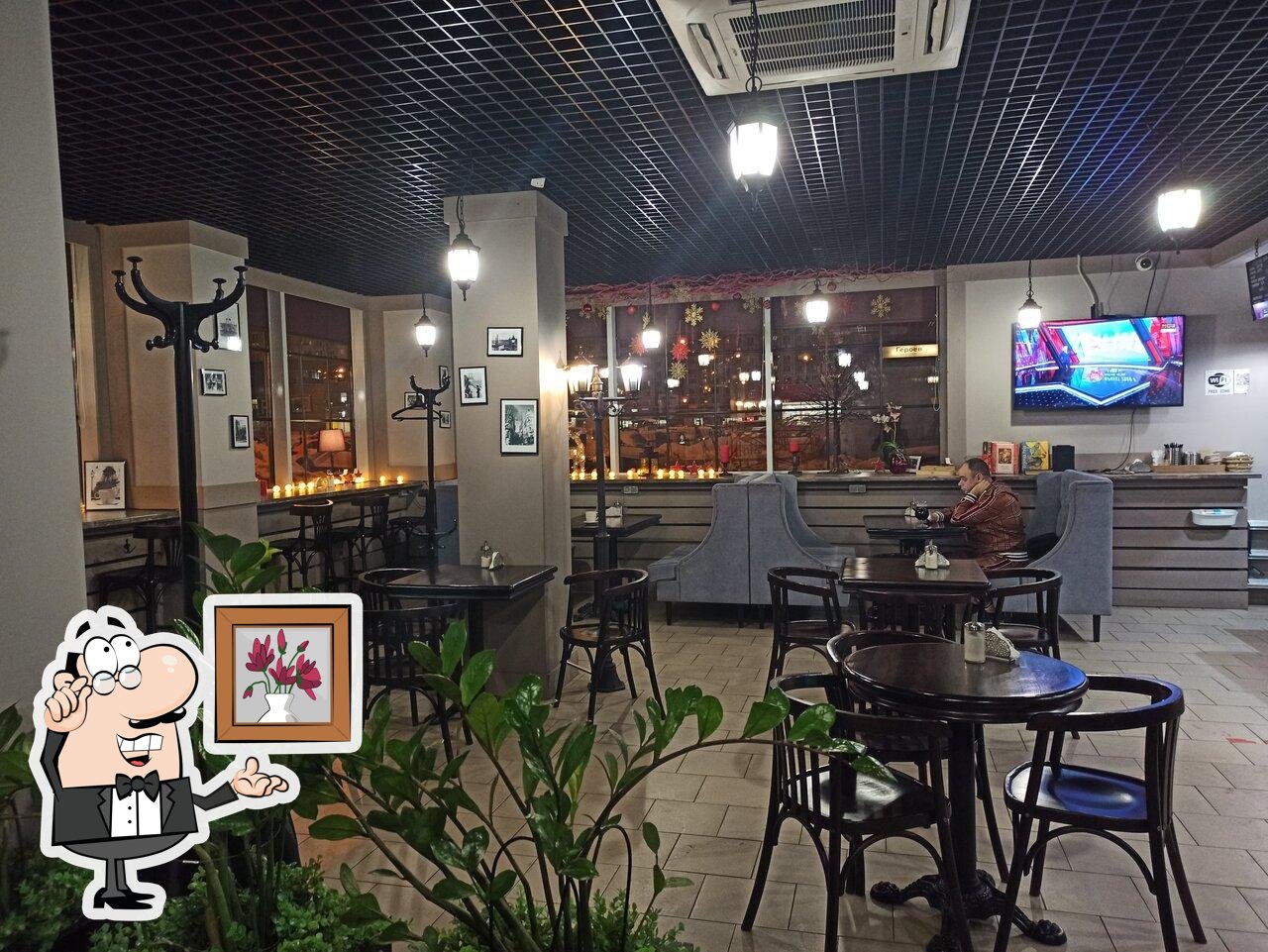 Посмотрите на внутренний интерьер "Мулен Руж".