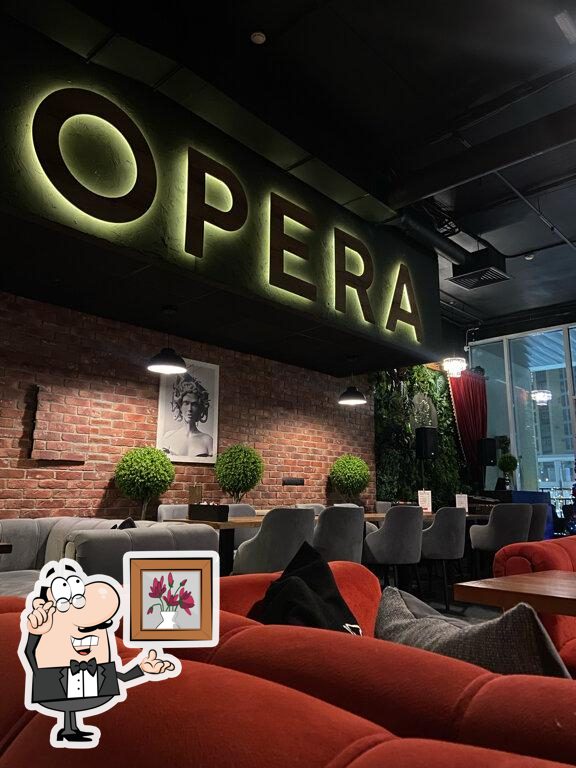 Посмотрите на внутренний интерьер "Opera Lounge".