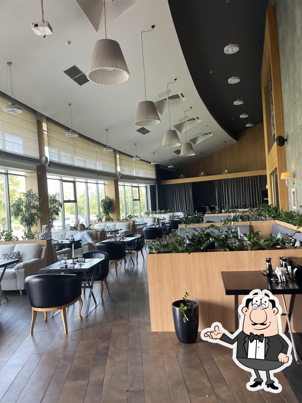 Посмотрите на внутренний интерьер "Wood & Fire RESTAURANT".