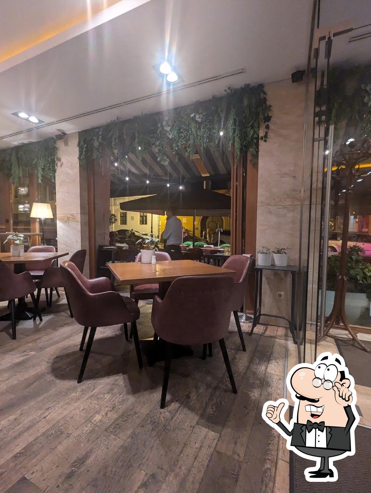Посмотрите на внутренний интерьер "21 - Magyar Vendéglő - Hungarian bistro".