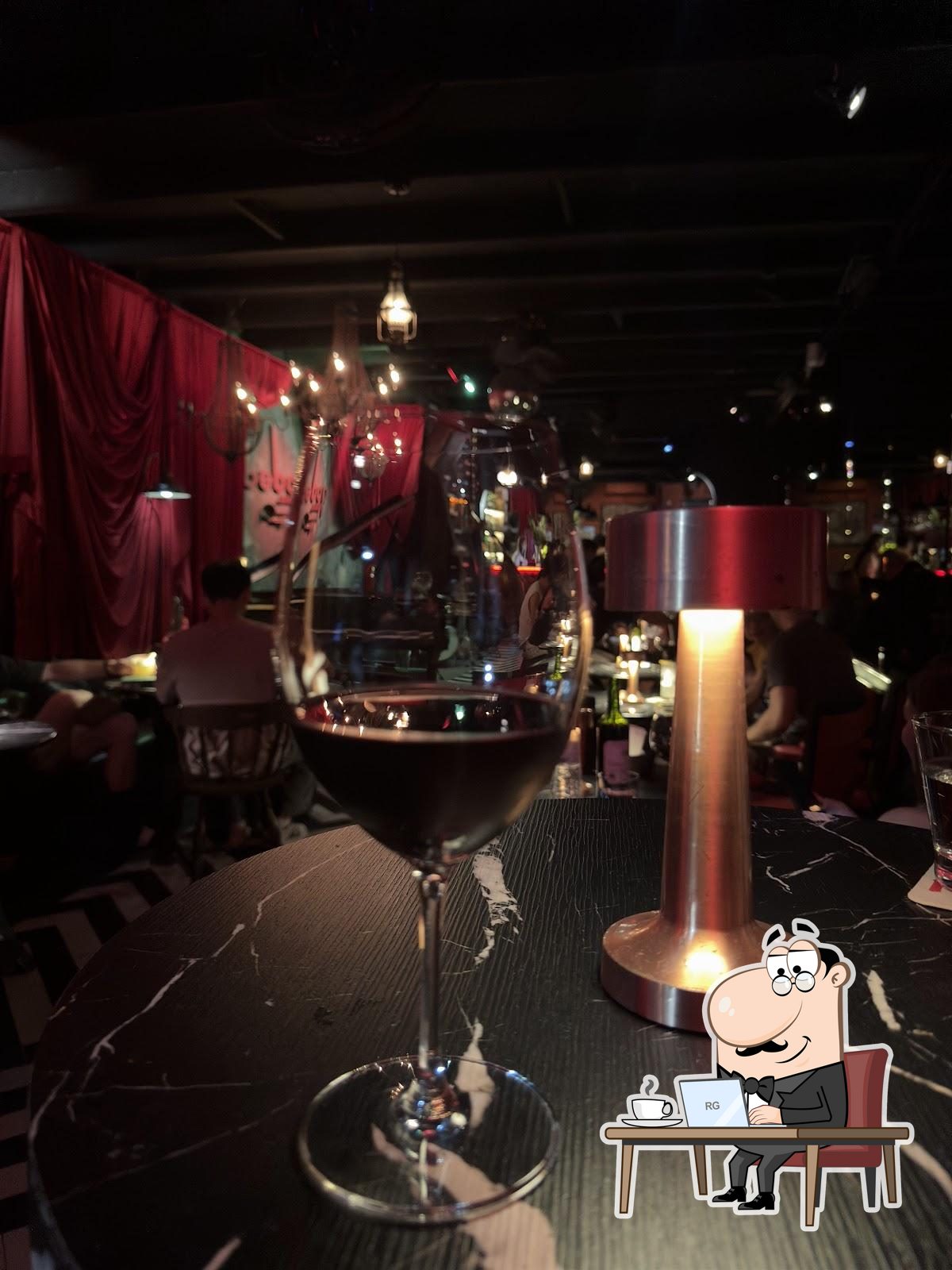 Забронируйте столик в "Bebop Live Music Bar".