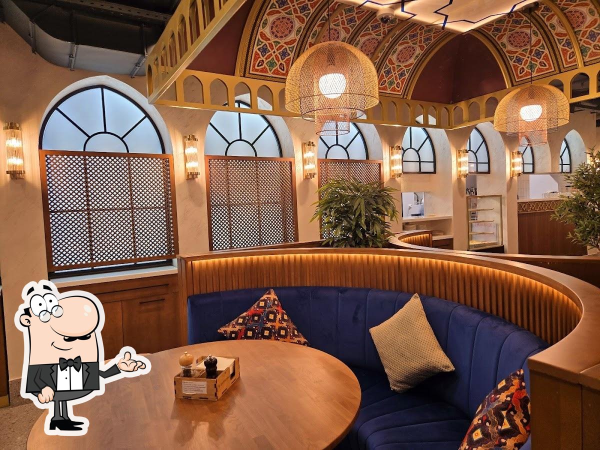 Посмотрите на внутренний интерьер "Anatolian Grill".