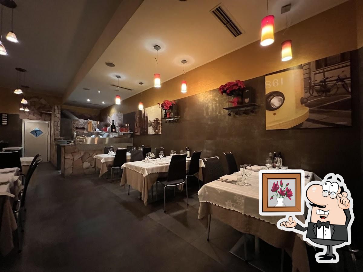 Посмотрите на внутренний интерьер "Osteria Fara".