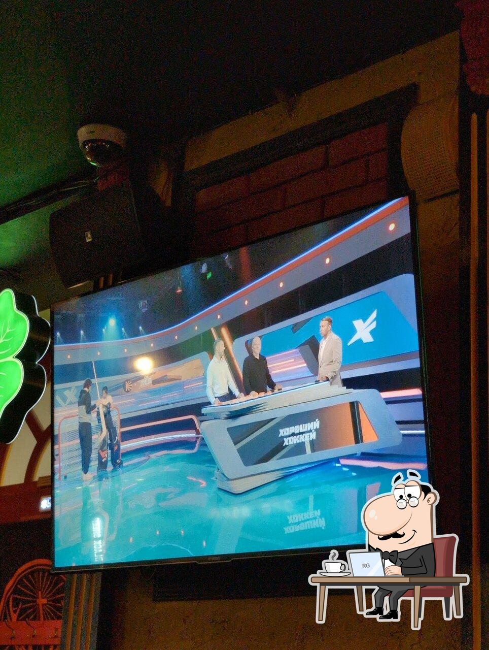 Забронируйте столик в "Harat’s Pub".