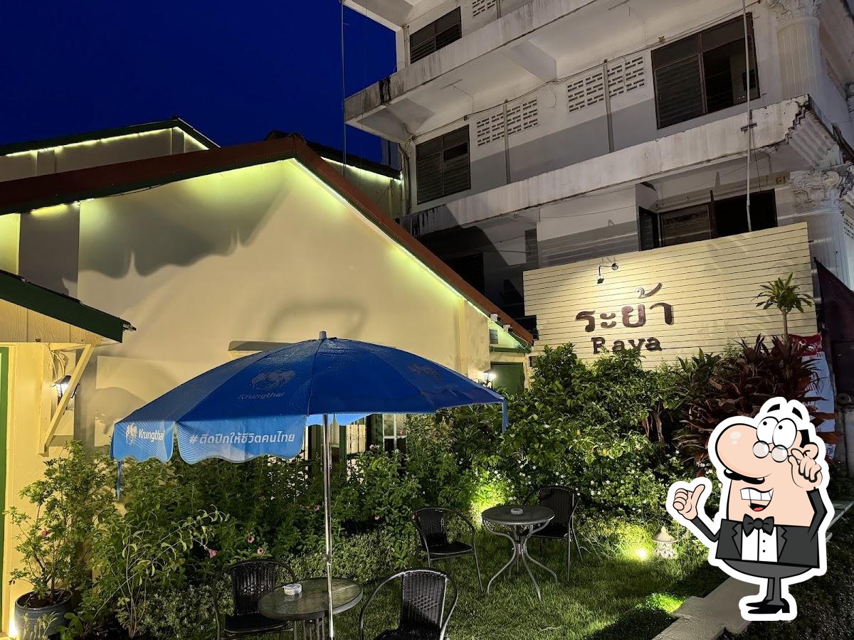 Посмотрите на внутренний интерьер "Raya Restaurant".