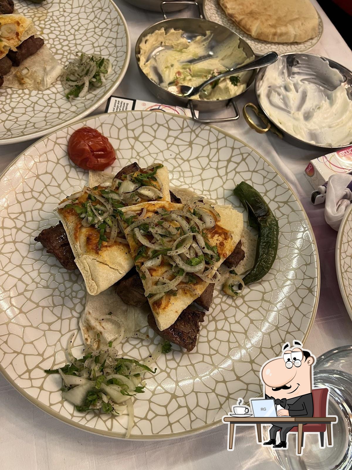 Посмотрите на внутренний интерьер "Fairuz Finest Lebanese Cuisine".