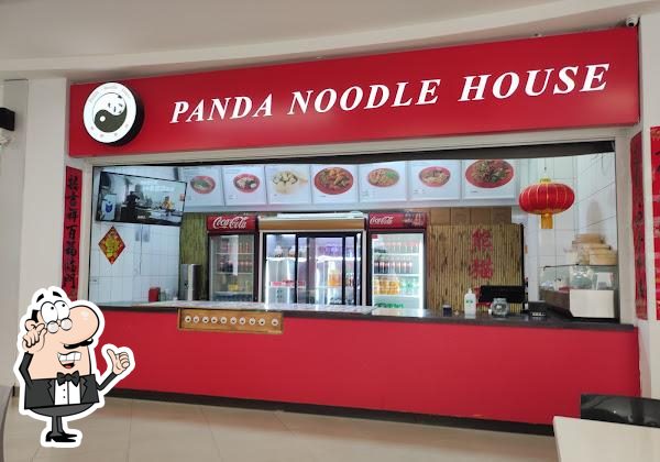 Посмотрите на внутренний интерьер "Panda Noodle House".