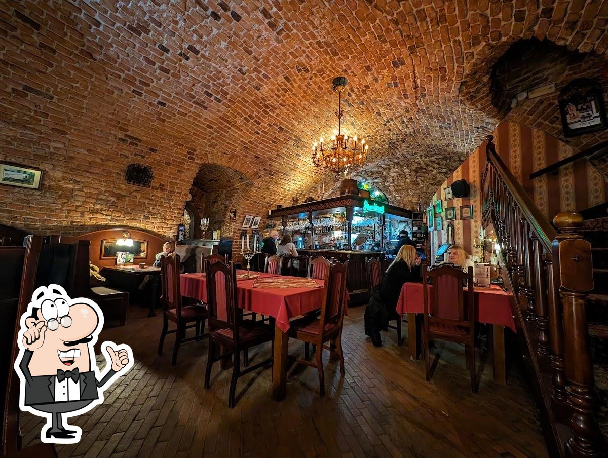 Забронируйте столик в "Restauracja Piwnica pod Złotą Pipą".