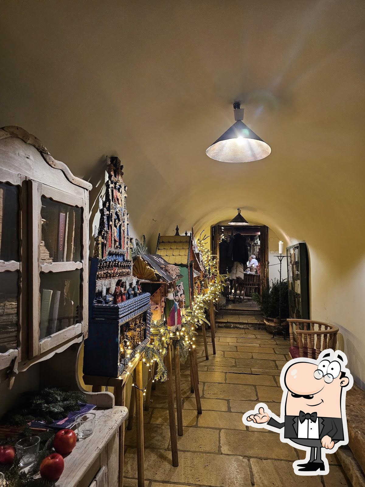 Посмотрите на внутренний интерьер "Pod Aniołami Restaurant".
