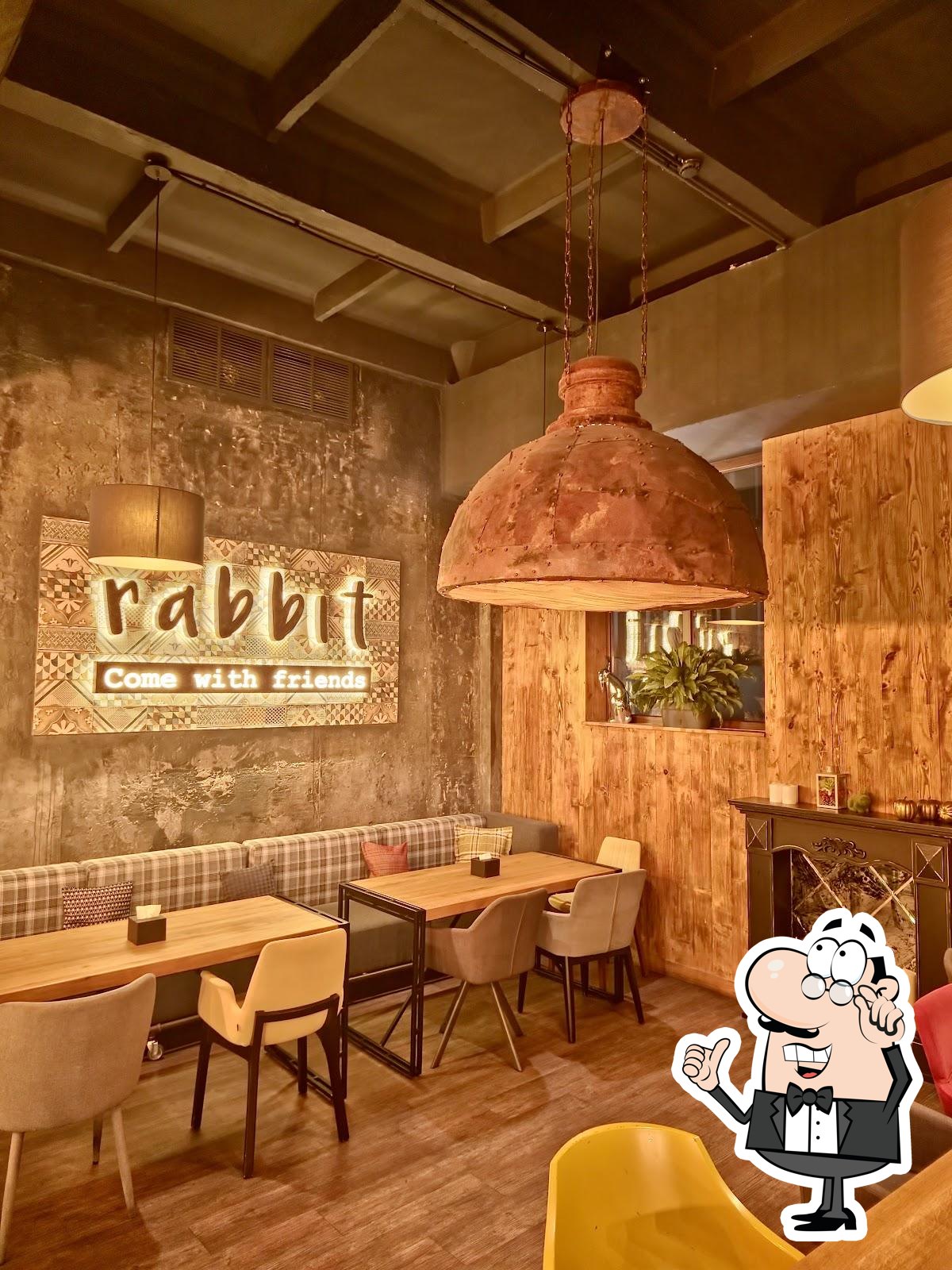 Посмотрите на внутренний интерьер "Black Rabbit Gastro-Burrow".