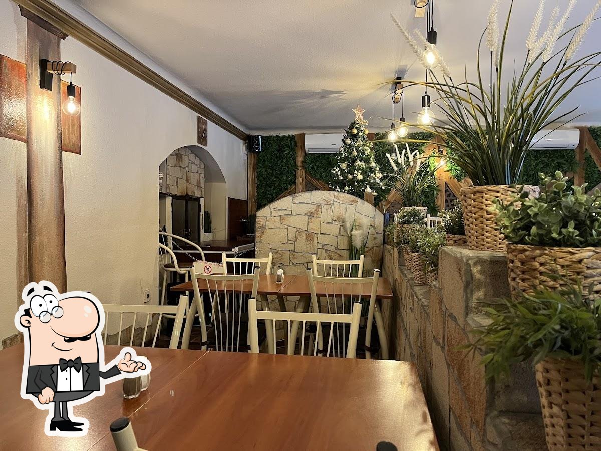 Посмотрите на внутренний интерьер "Lecso Hungarian Restaurant".