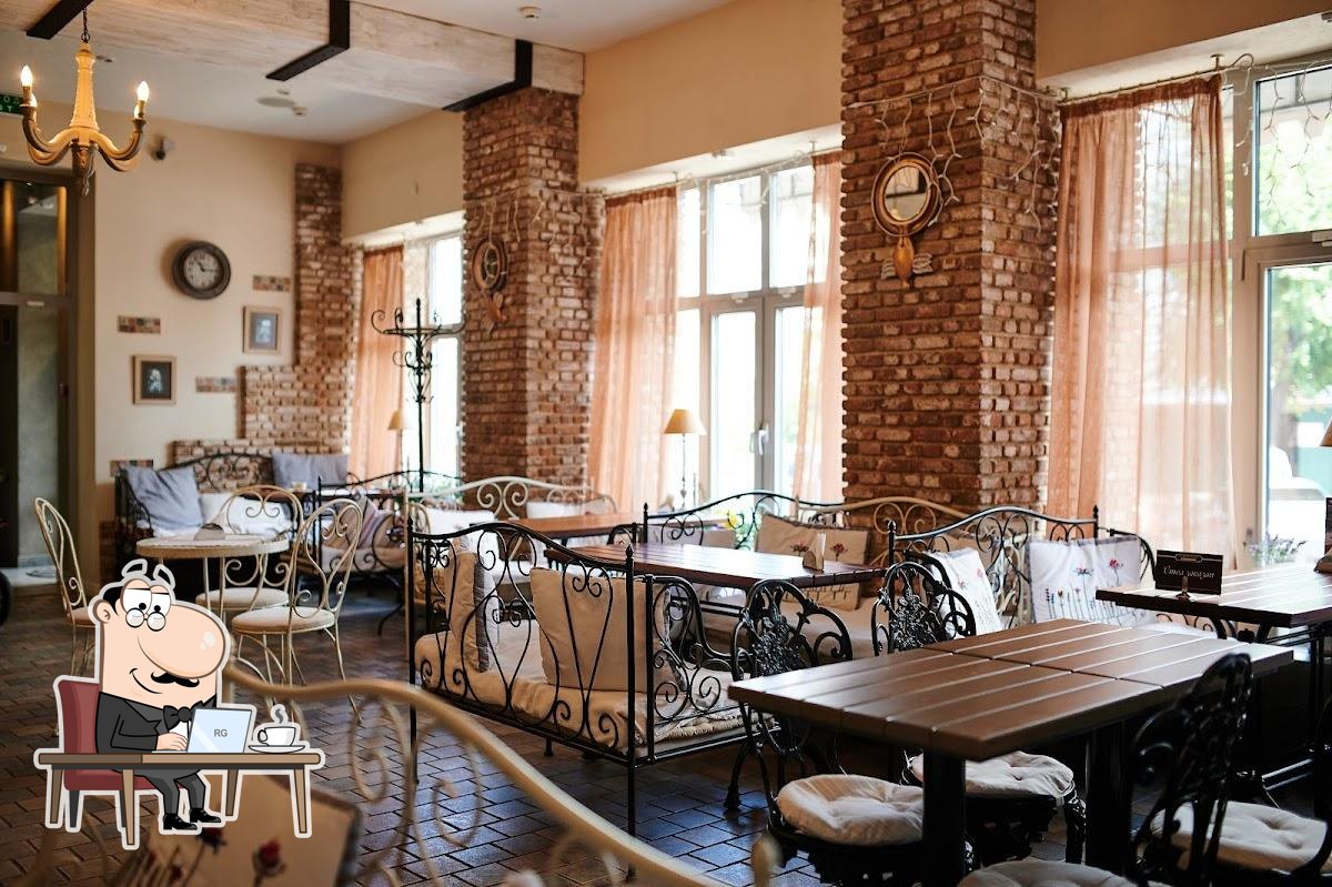 Посмотрите на внутренний интерьер "Cafeletto".