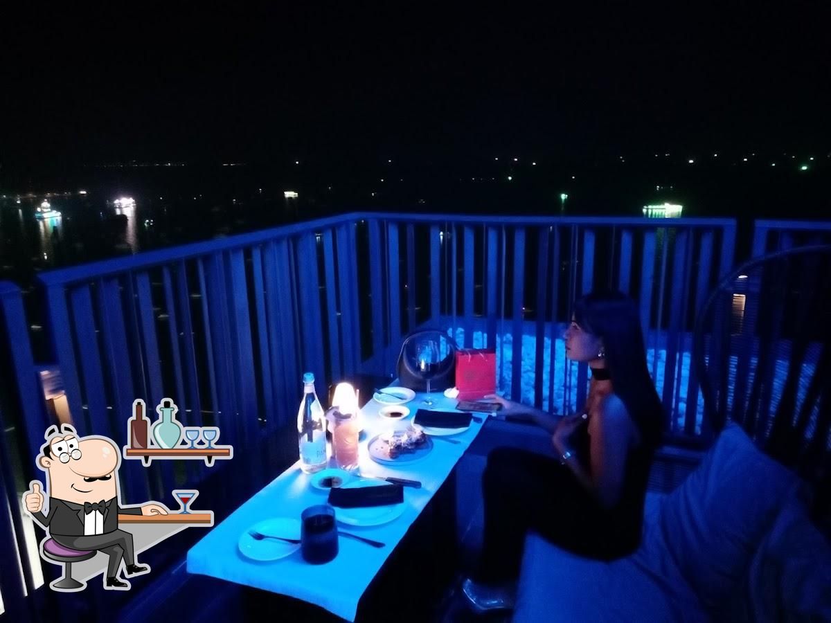 Забронируйте столик в "Horizon Rooftop Restaurant and Bar".