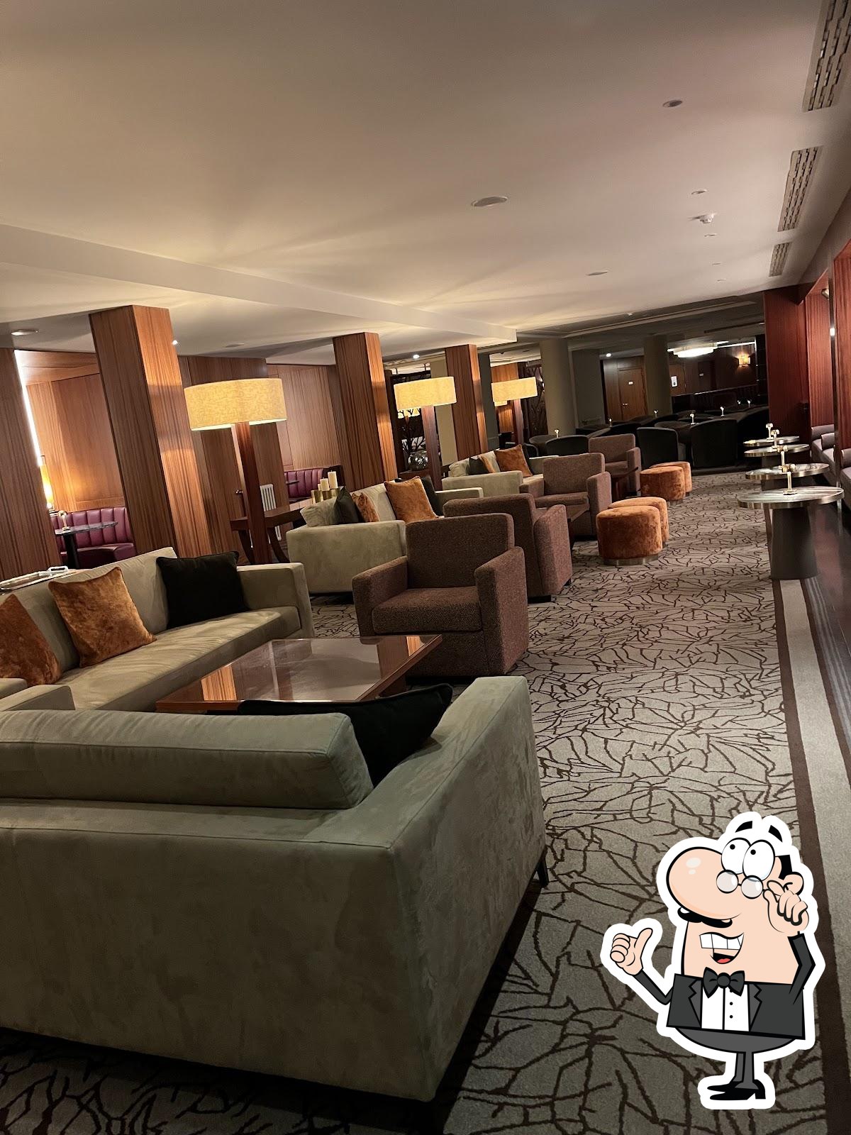Посмотрите на внутренний интерьер "Terra Nostra Garden Hotel".