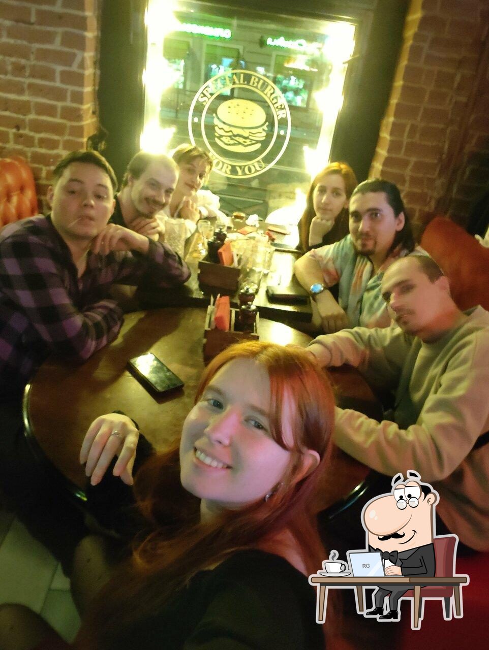 Интерьер "My Friends Pub".