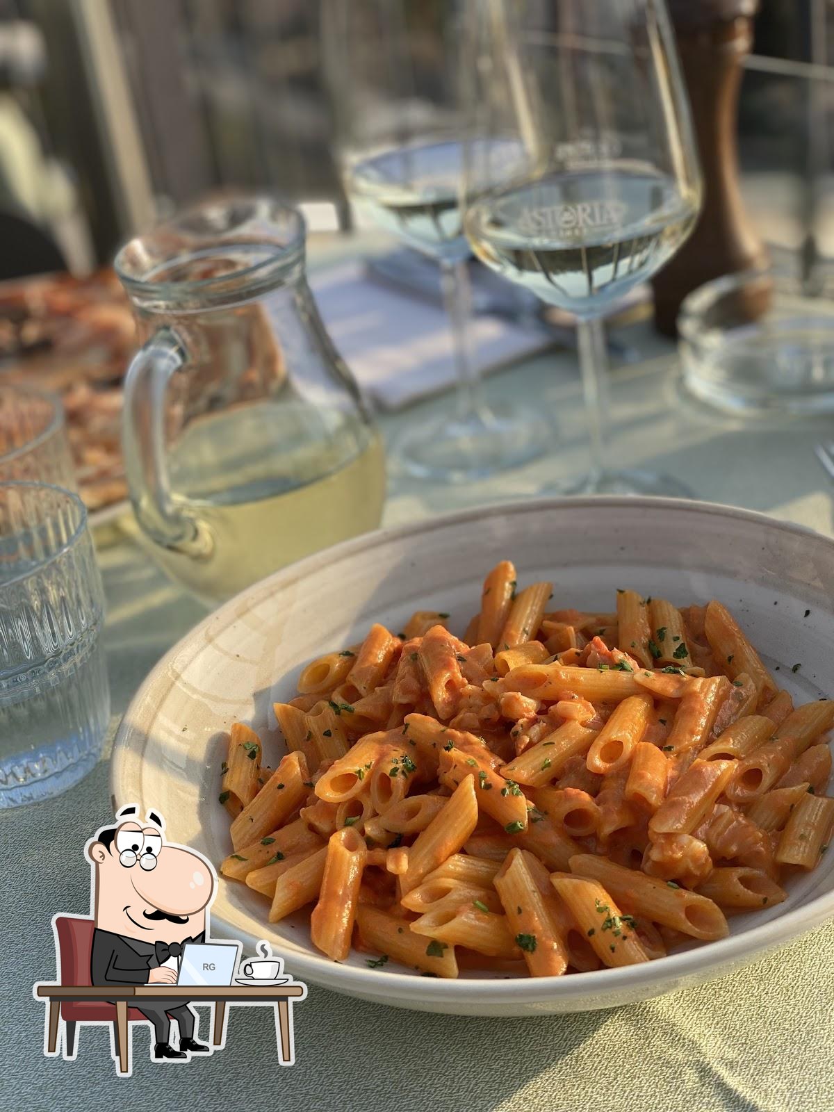 Посмотрите на внутренний интерьер "Ristorante e Pizzeria Fontana D'Oro".