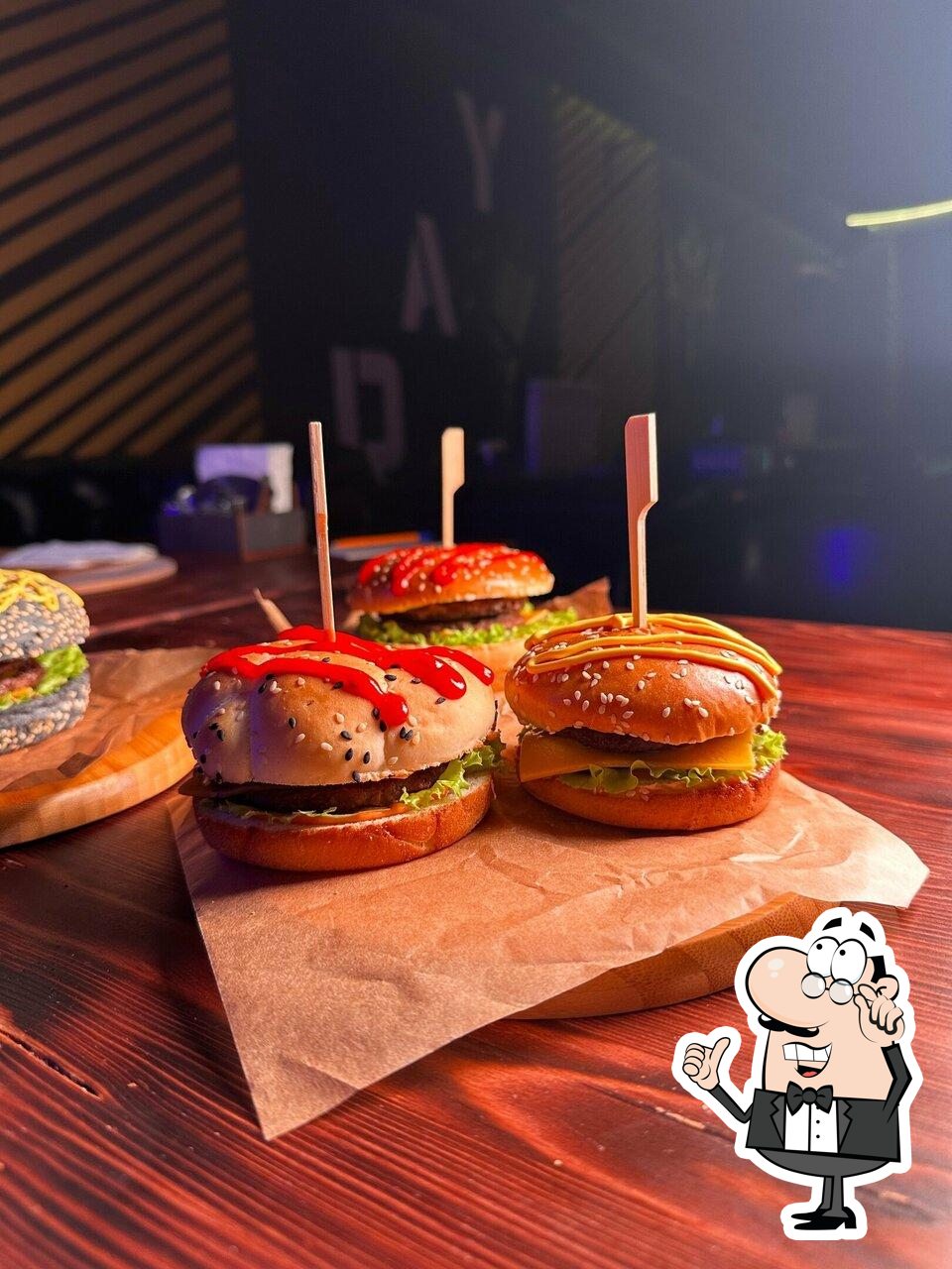 Забронируйте столик в "Империя Hookah lounge".