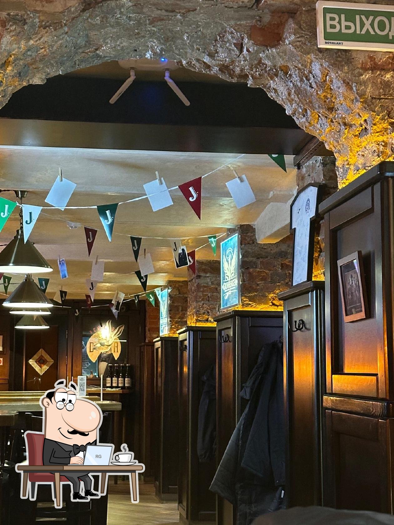 Посмотрите на внутренний интерьер "DEAD RABBITS IRISH PUB".