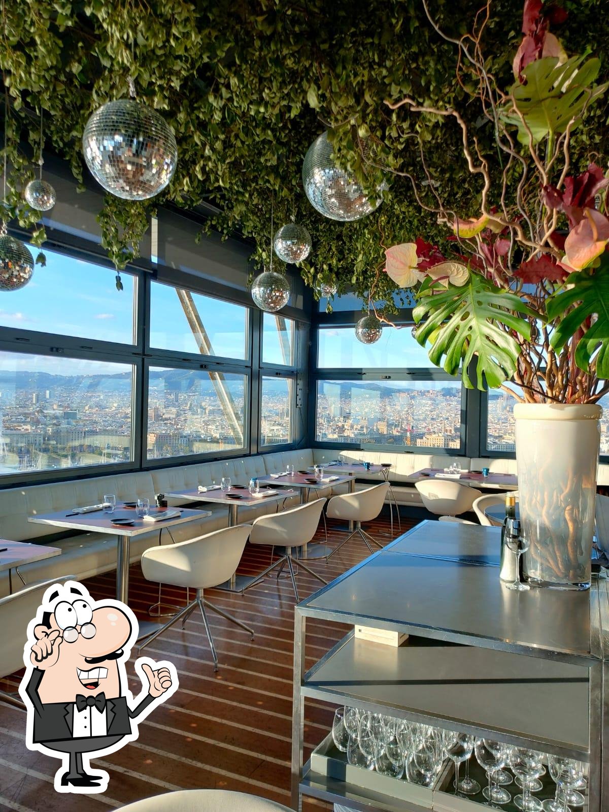 Посмотрите на внутренний интерьер "Altamar Restaurant".