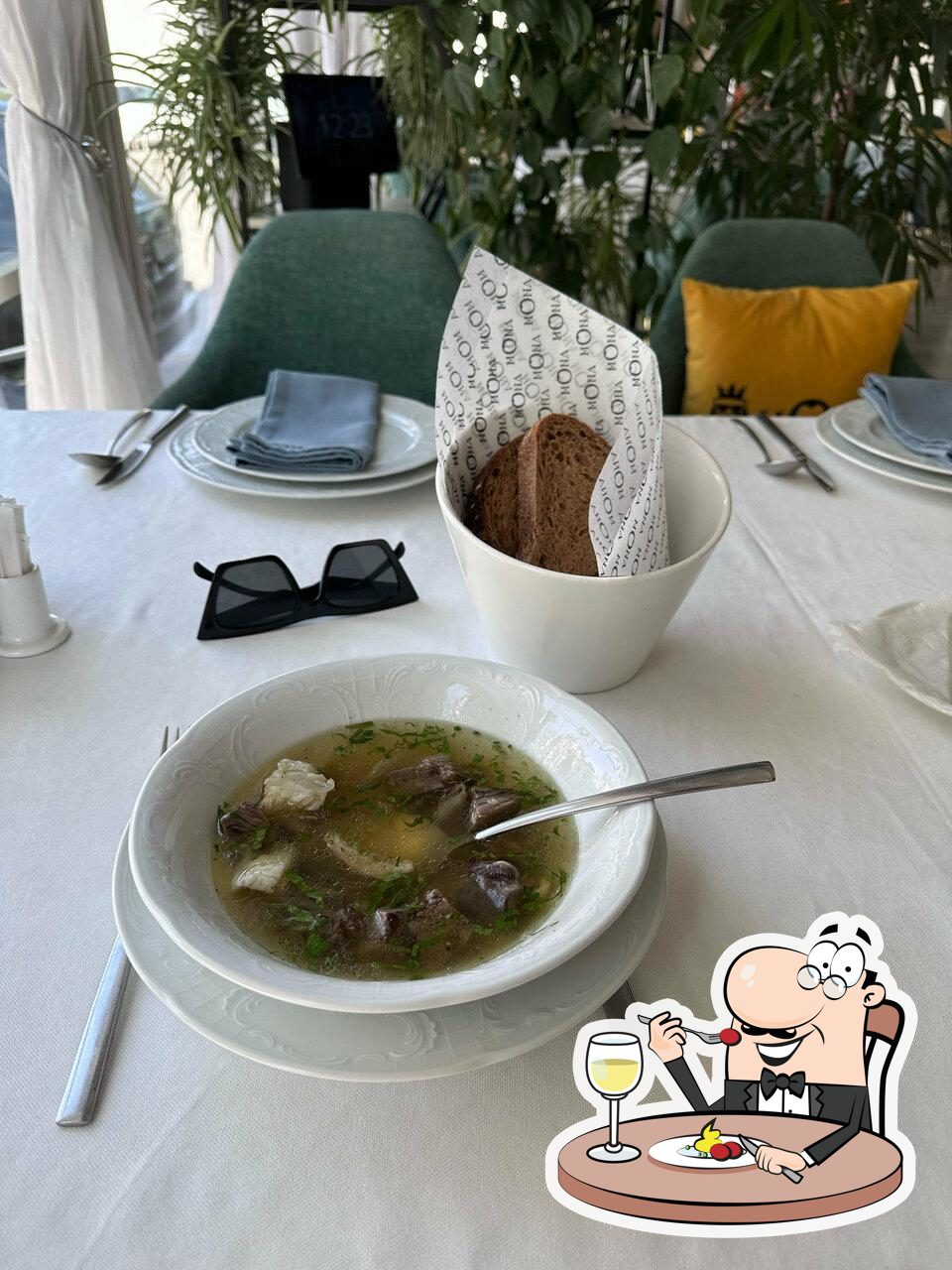 Еда в "MONA Restaurant & Lounge"