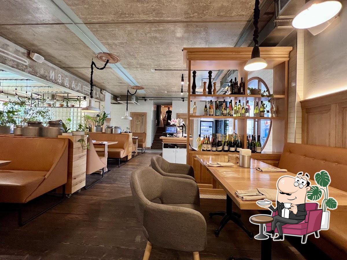 Посмотрите на внутренний интерьер "Bidon".