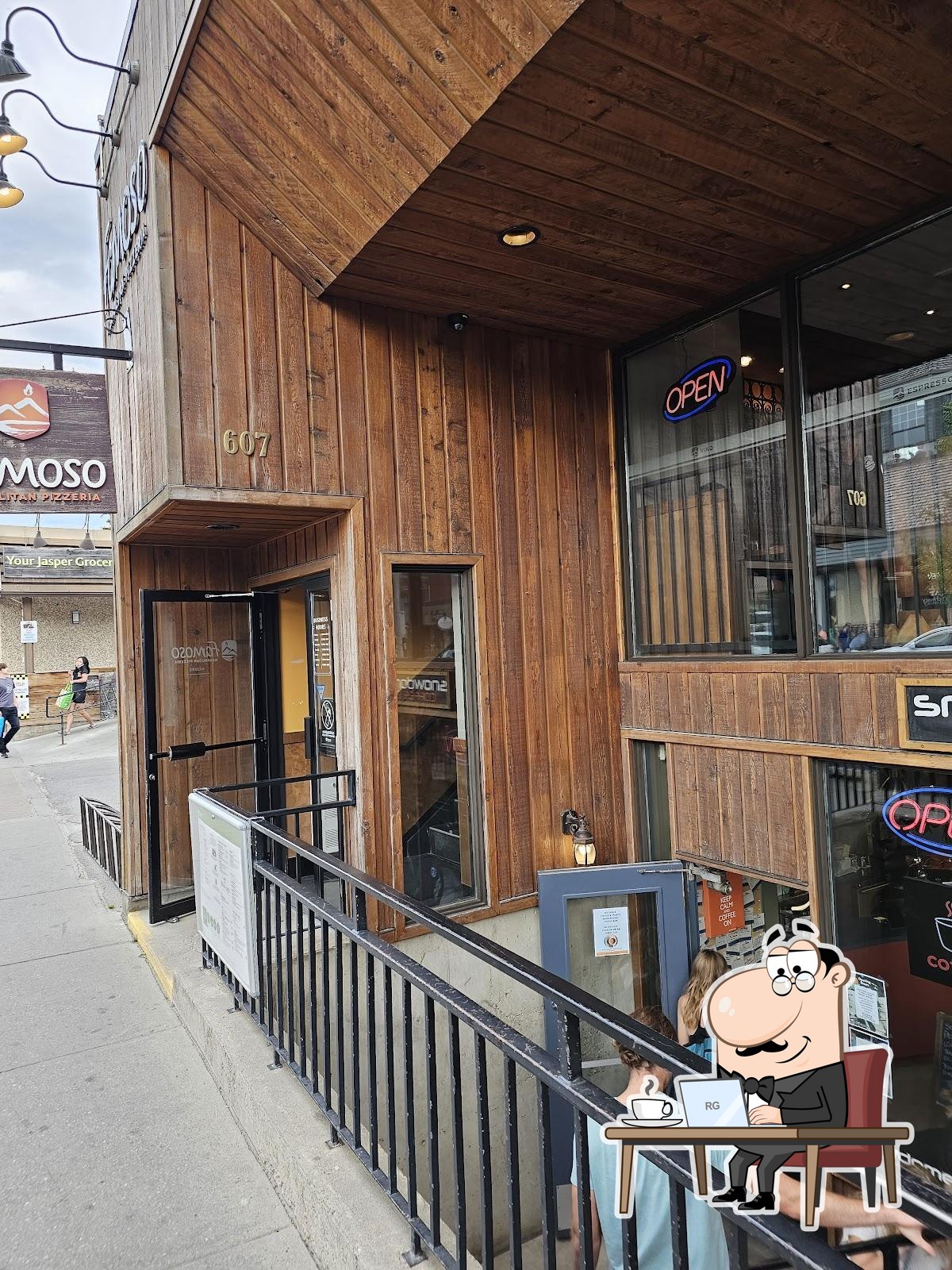 Посмотрите на внутренний интерьер "Famoso Italian Pizzeria - Jasper National Park".