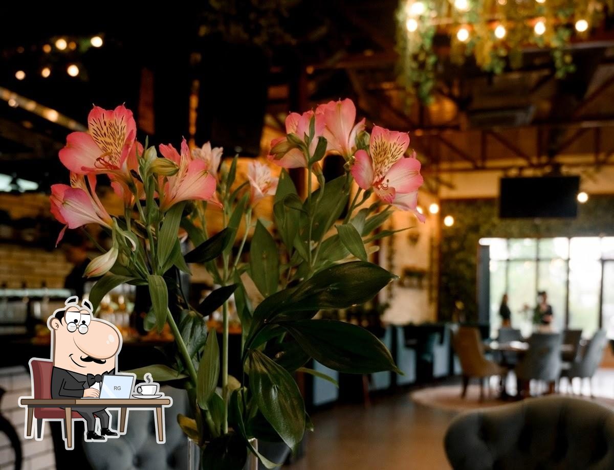 Посмотрите на внутренний интерьер "Пиранья".