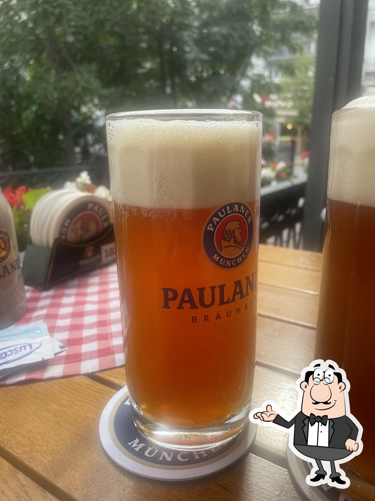 Посмотрите на внутренний интерьер "Paulaner".
