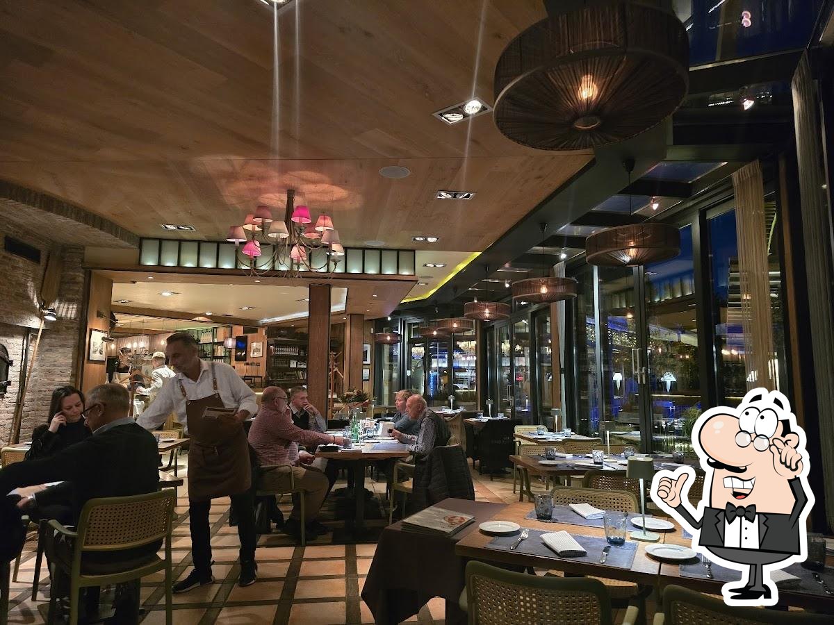Посмотрите на внутренний интерьер "Robinson Restaurant".