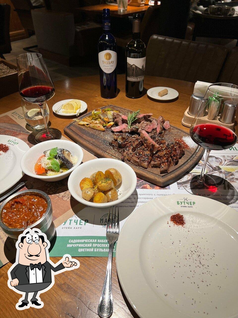 Посмотрите на внутренний интерьер "Стейк Хаус Бутчер".