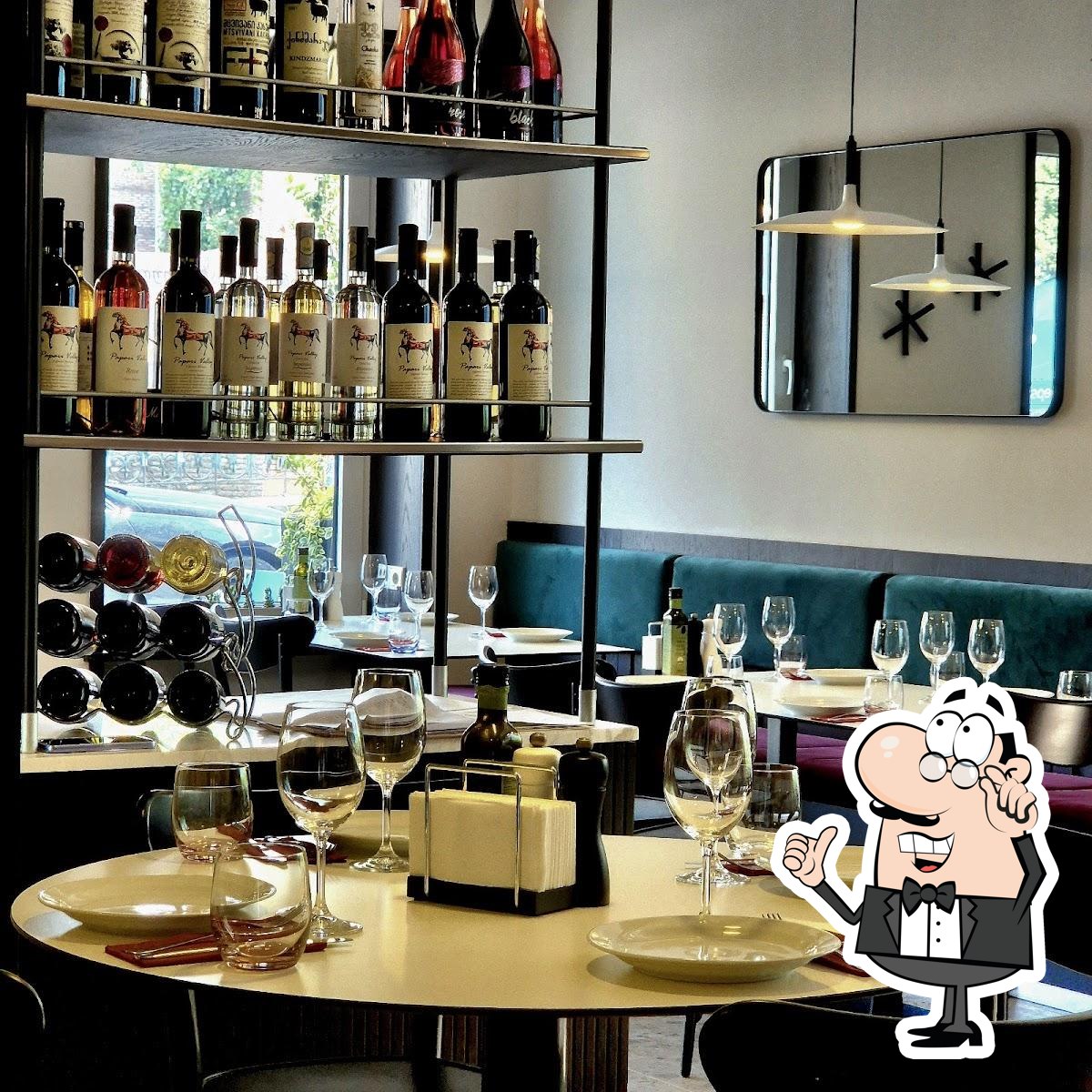 Посмотрите на внутренний интерьер "Bistro Conili".