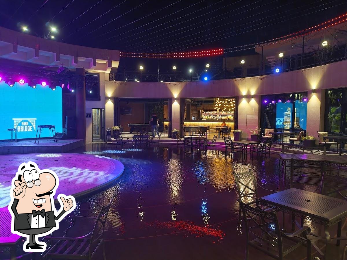 Посмотрите на внутренний интерьер "Park Bridge Restaurant & Music Hub".