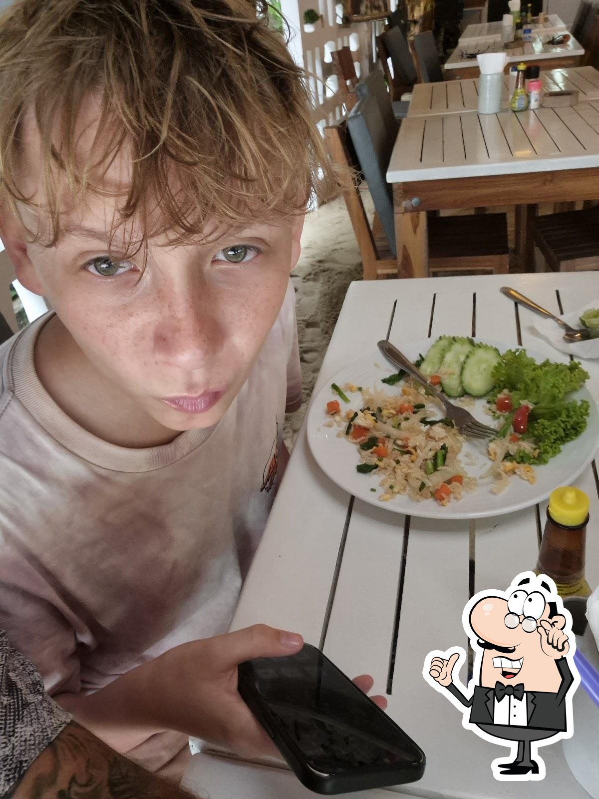 Посмотрите на внутренний интерьер "Baobab Restaurant".