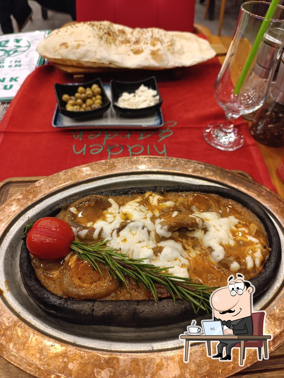 Посмотрите на внутренний интерьер "Hidden Garden Restaurant Sultanahmet".