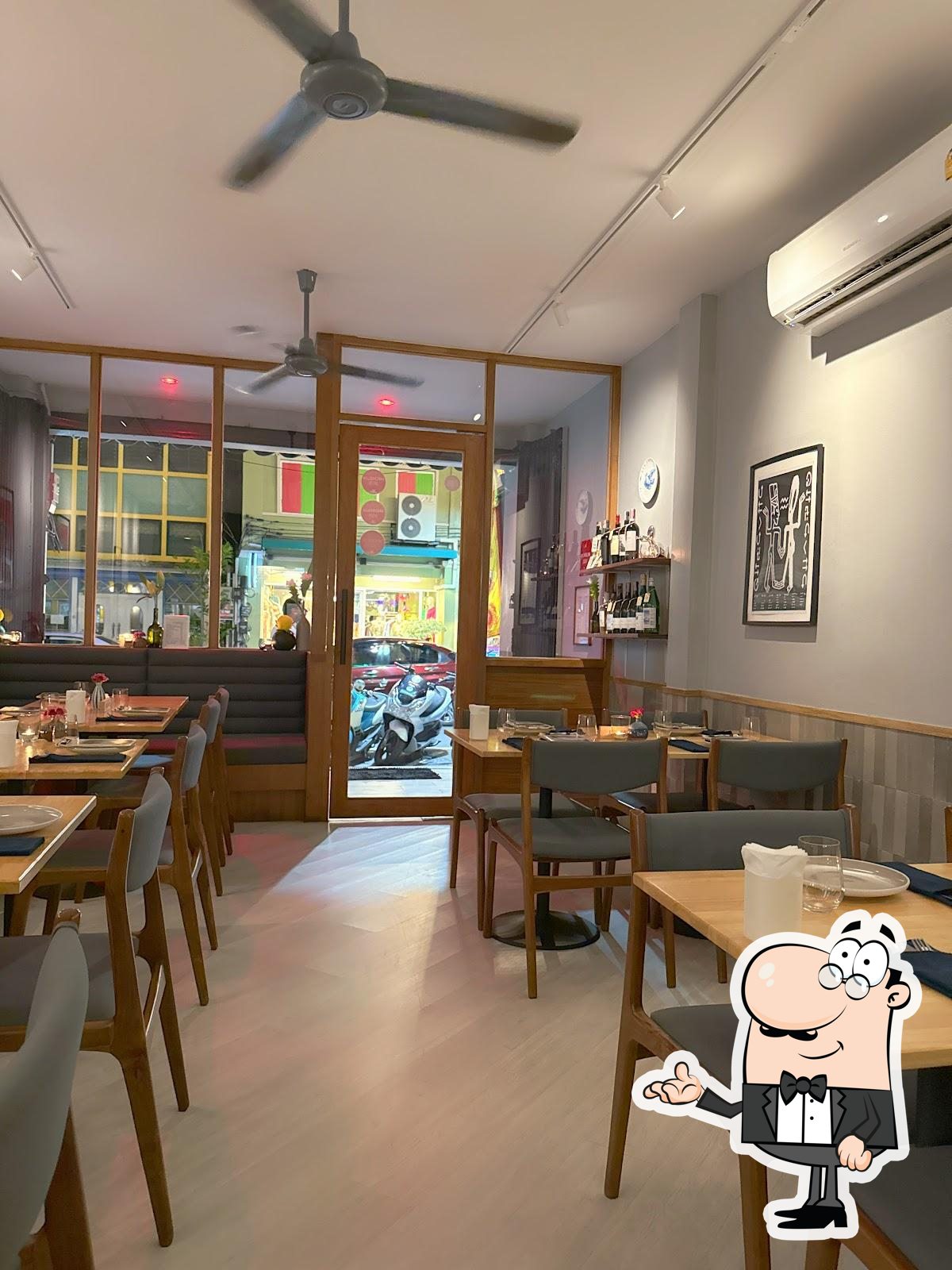 Посмотрите на внутренний интерьер "Surf & Turf by Soul Kitchen".