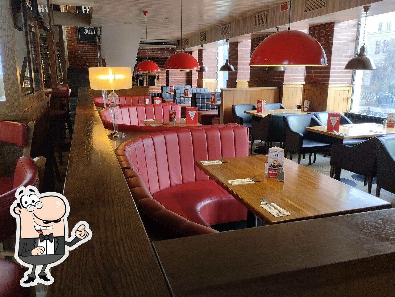 Забронируйте столик в "TGI Fridays".