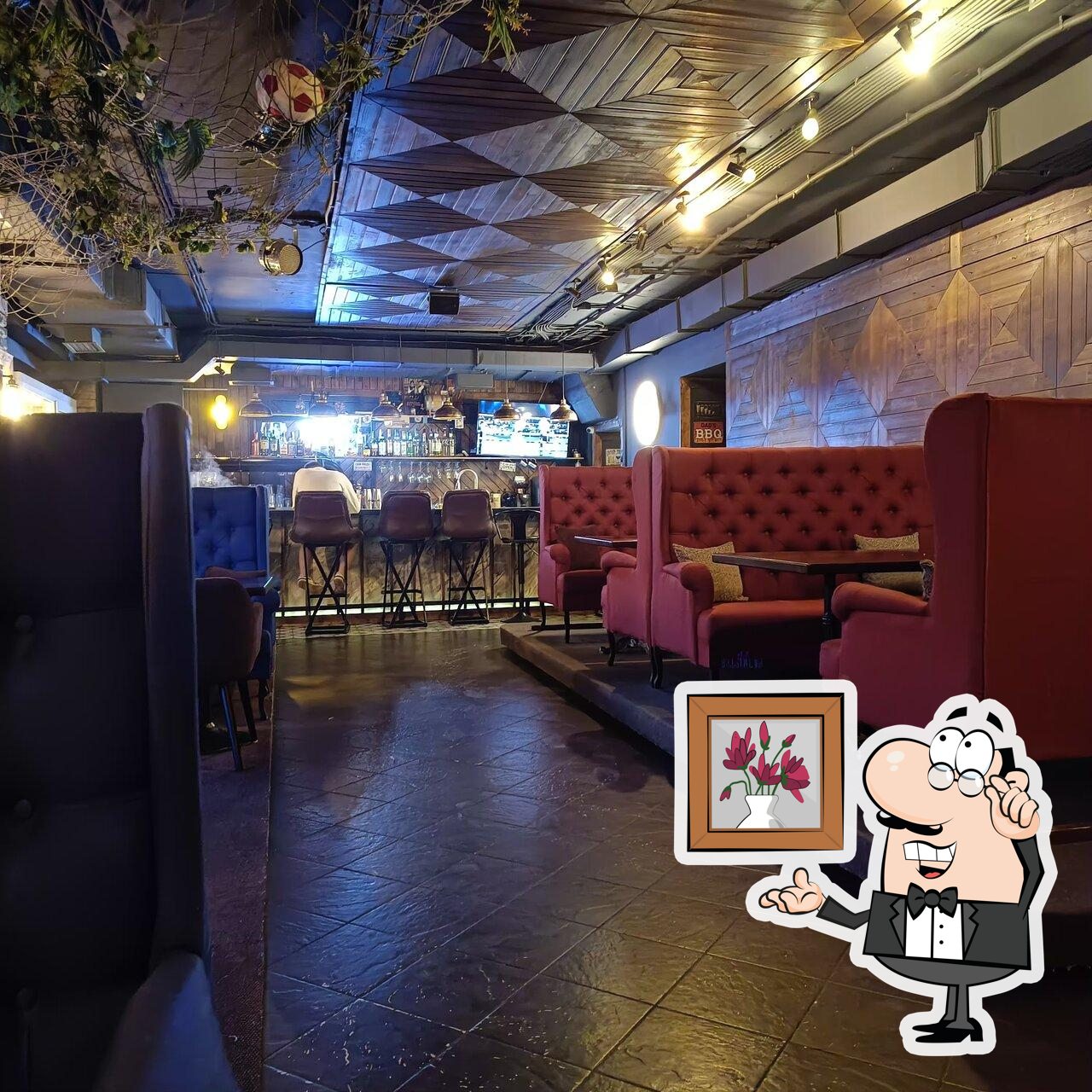 Посмотрите на внутренний интерьер "Крылья&Креветки".