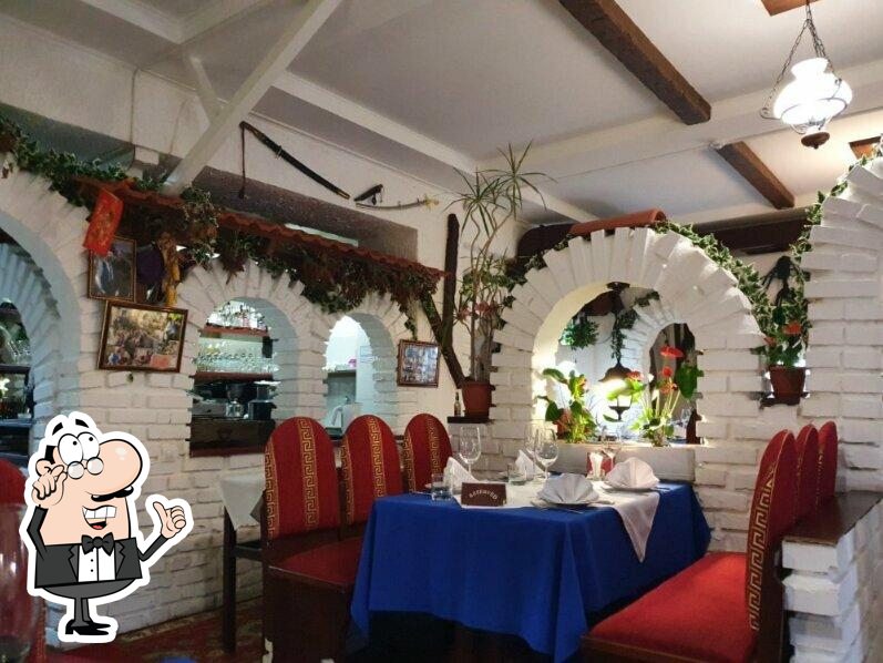 Посмотрите на внутренний интерьер "Drago Steakhouse".