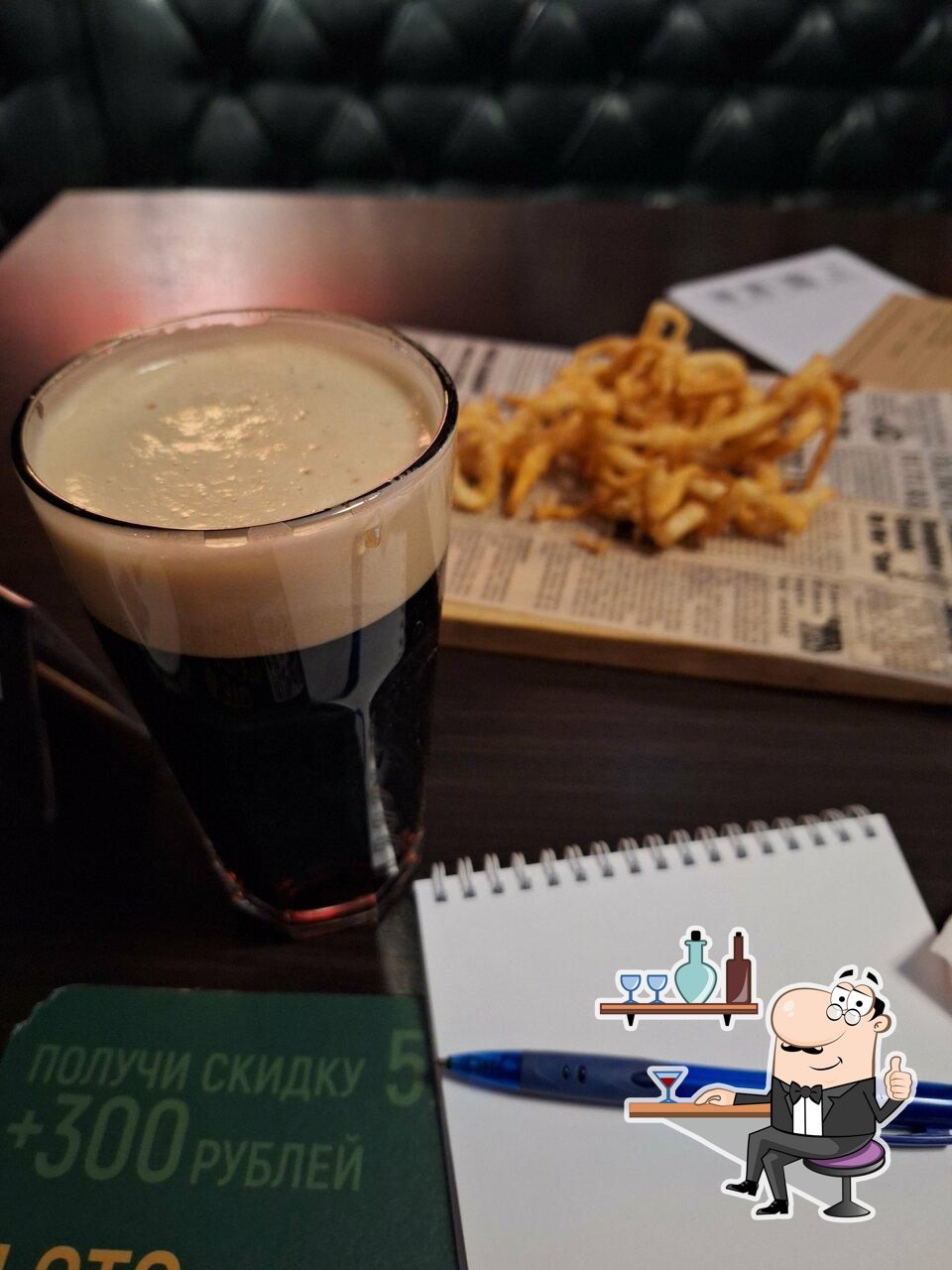 Посмотрите на внутренний интерьер "Harat’s pub".