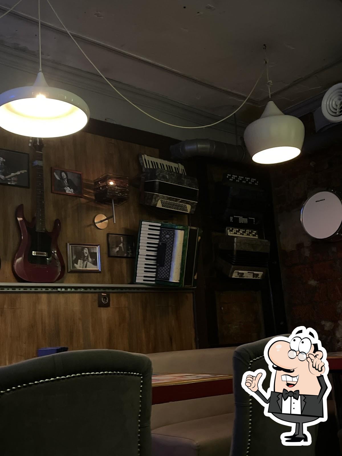 Посмотрите на внутренний интерьер "Бар Молодежь".