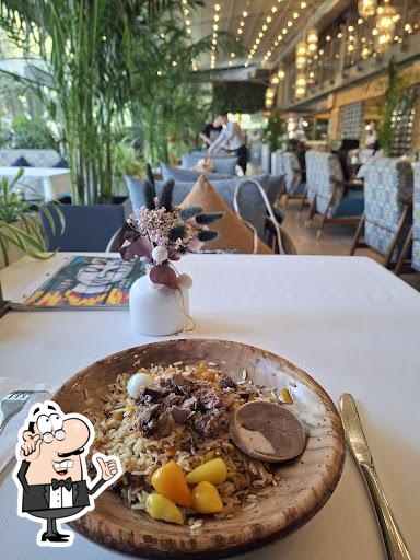 Забронируйте столик в "Plov Lounge".