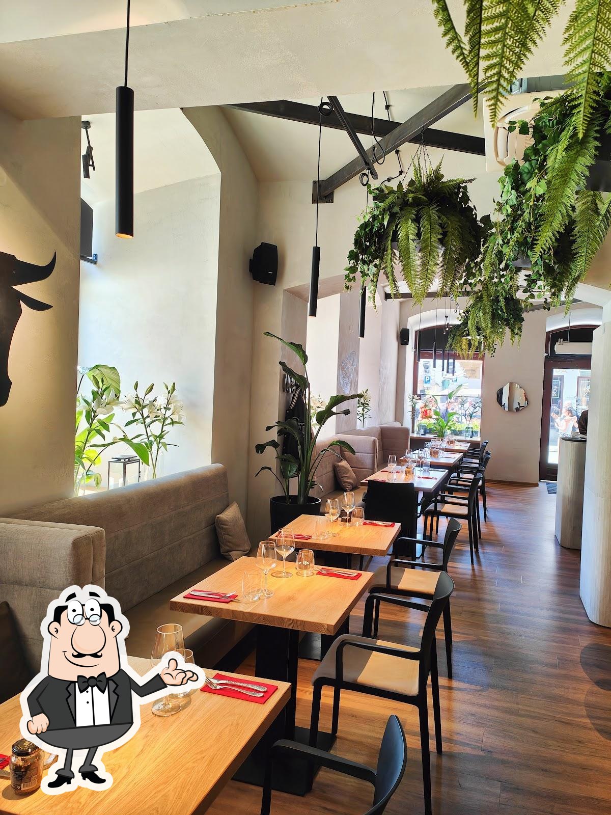 Посмотрите на внутренний интерьер "Mr Beef Steakhouse and Burger".