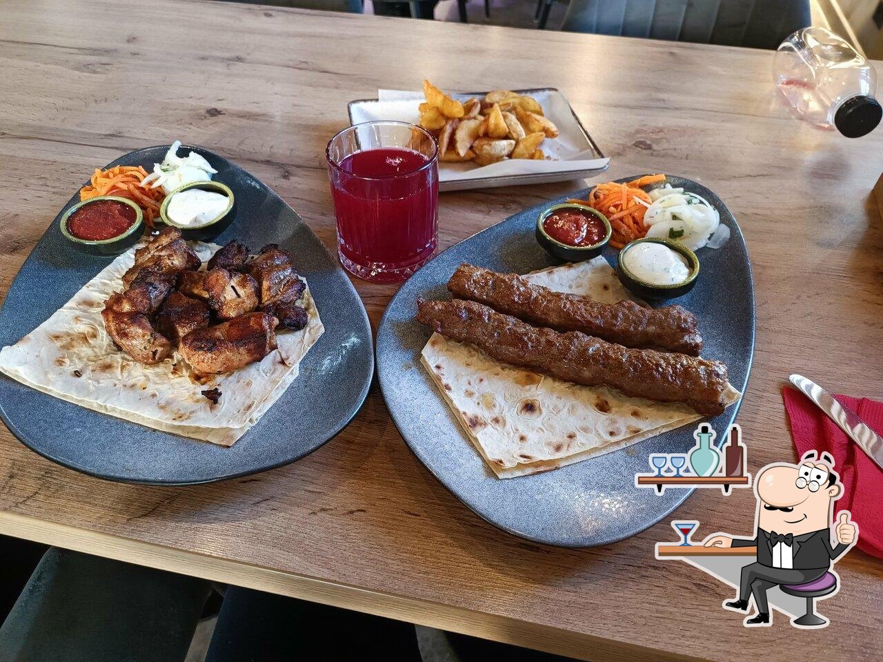 Посмотрите на внутренний интерьер "Много Мяса".