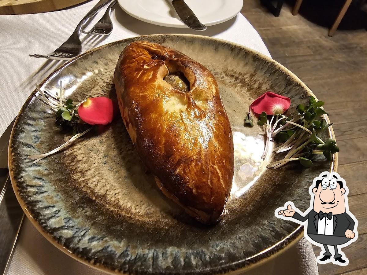 Посмотрите на внутренний интерьер "Restaurant "Old Traditions"".