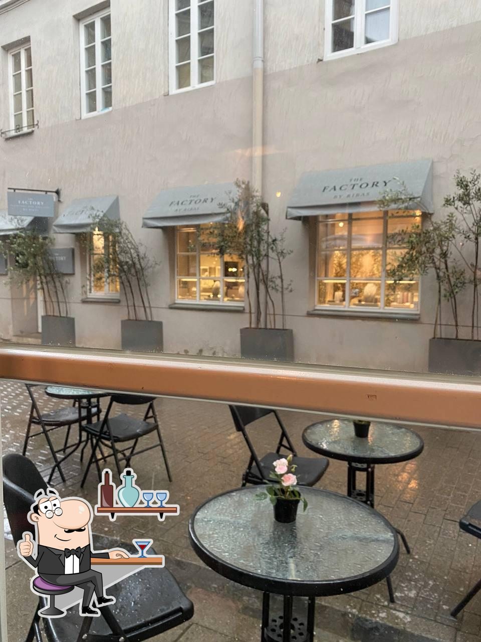 Забронируйте столик в "Notre Vie Bistro and Wine Shop".