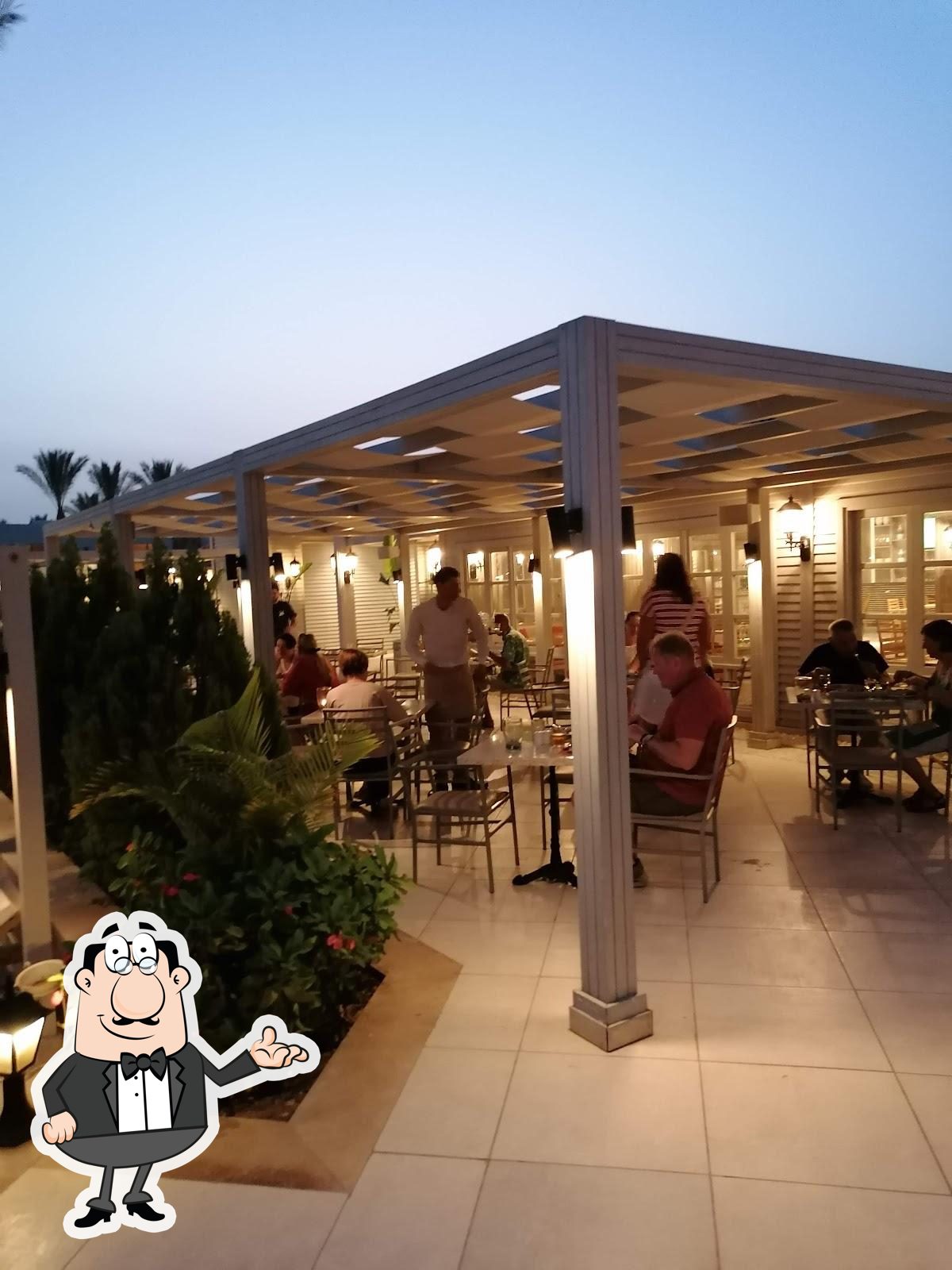 Посмотрите на внутренний интерьер "La Gazela Restaurant".