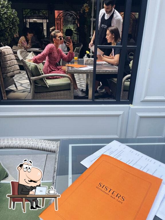 Интерьер "Sisters Restaurant & Bar & Cafe".