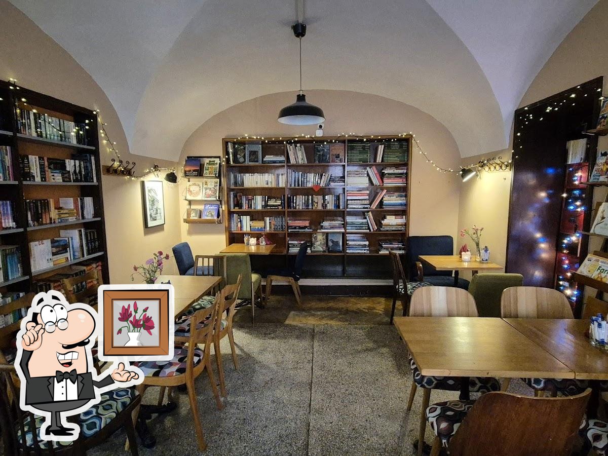 Посмотрите на внутренний интерьер "Shabby Coffee • Wine • Books".